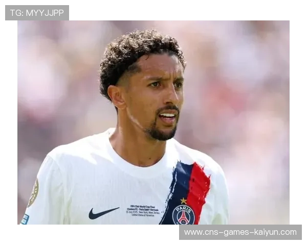 马尔基尼奥斯指挥防守站位,后场异常稳固